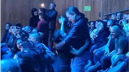 מסך מתוך הסרטון בהופעה של שלמה ארצי