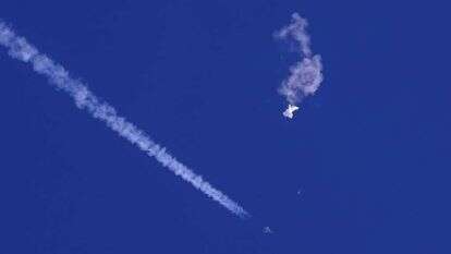 אחד הבלונים הסיניים מיורט בידי חיל האוויר בארה"ב. | איי.פי