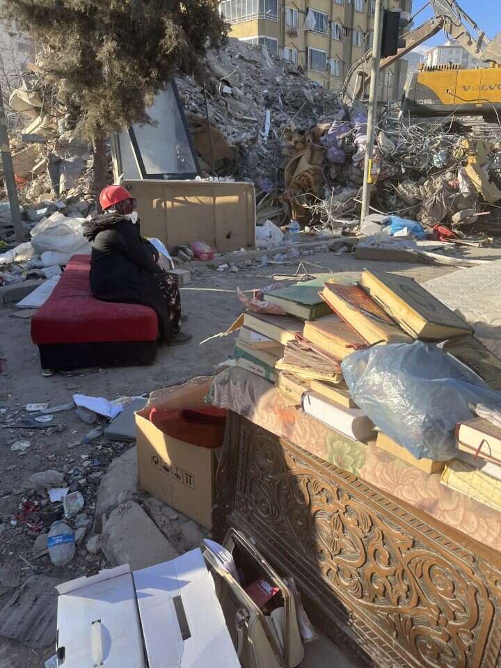 באיי התנועה מתקבצים אנשים סביב מדורות כדי להתחמם. ניצולה. | רחלי מלק־בודה.