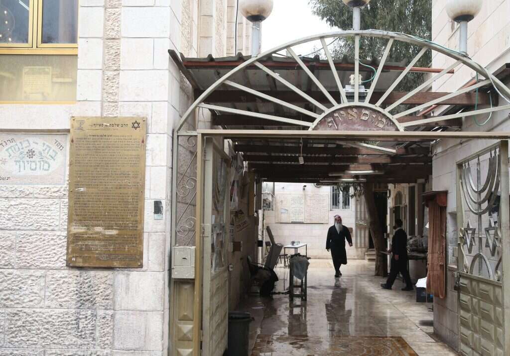 "אני נהנה לשמוע שבית הכנסת שהקימה משפחתי פעיל כל העת". בית הכנסת מוסאיוף בירושלים. | מרים צחי "אני נהנה לשמוע שבית הכנסת שהקימה משפחתי פעיל כל העת". בית הכנסת מוסאיוף בירושלים. | מרים צחי