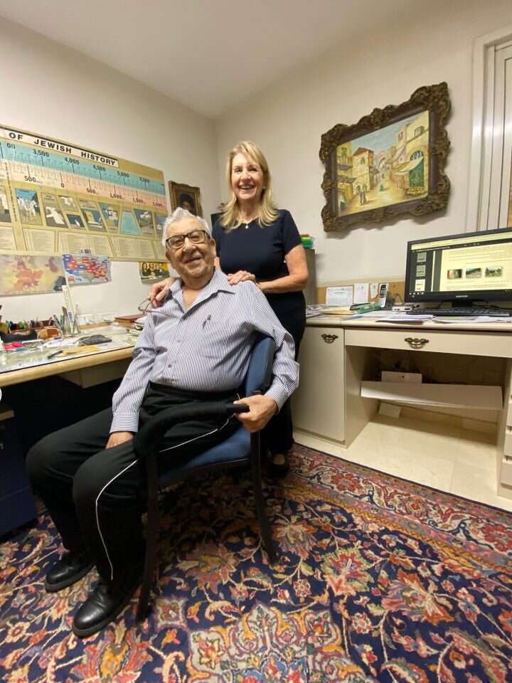 העושר הניכר לעין הוא עושר ביהדות. זיוה ואהרן שלומוף בביתם. | אריאל שנבל העושר הניכר לעין הוא עושר ביהדות. זיוה ואהרן שלומוף בביתם. | אריאל שנבל