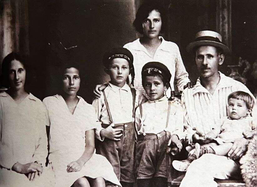 משפחת סגל, חיפה. יושבים מימין לשמאל: ידידיה, יוסף, בניהו, שלום, והאחיות הגדולות רחל ושרה. עומדת: מלכה