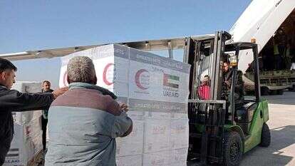 משלוח סיוע מהאמירויות לנפגעים ברעידת האדמה. | איי. אף. פי משלוח סיוע מהאמירויות לנפגעים ברעידת האדמה. | איי. אף. פי