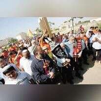 פינוי היישוב נצרים, 2005. מימין: רב היישוב ציון טוויל | אריק סולטן