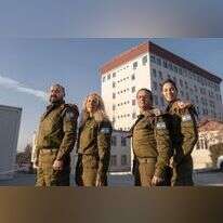 מימין לשמאל: סגן מור חגי, ד"ר אבי לוין, ד"ר גילת לבני, רס"ן סרגיי נזרוק על רקע בית החולים בקהרמאנמרש. | דובר צה"ל