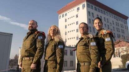 מימין לשמאל: סגן מור חגי, ד"ר אבי לוין, ד"ר גילת לבני, רס"ן סרגיי נזרוק על רקע בית החולים בקהרמאנמרש. | דובר צה"ל