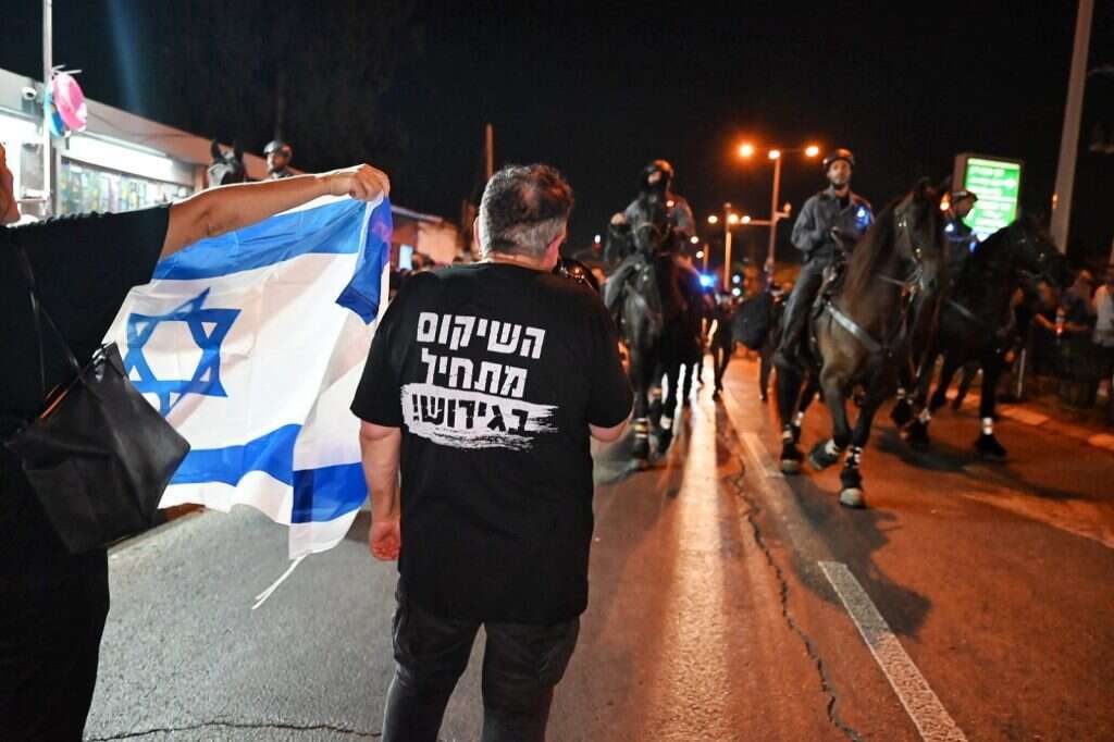 שפי פז ופעילי השכונות מפגינים בדרום תל אביב. | מאיה לוין