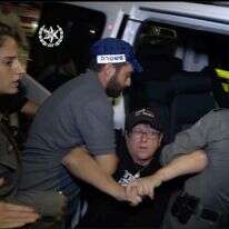 שפי פז נעצרת באלימות במהלך הפגנה בדרום תל אביב. | מסך, דוברות המשטרה