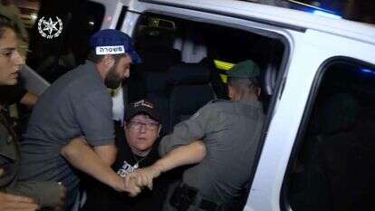 שפי פז נעצרת באלימות במהלך הפגנה בדרום תל אביב. | מסך, דוברות המשטרה