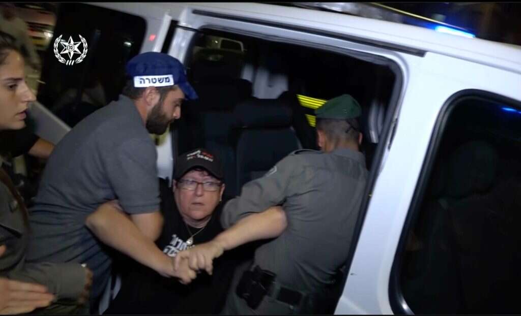 שפי פז נעצרת באלימות במהלך הפגנה בדרום תל אביב. | מסך, דוברות המשטרה