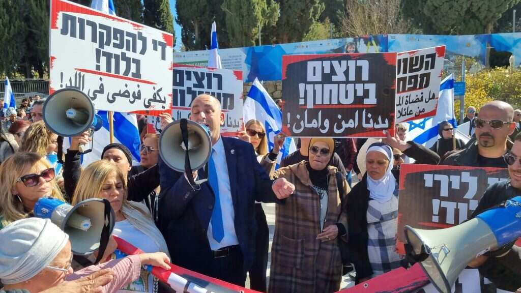 ראש עיריית לוד יאיר רביבו, ותושבי העיר, מפגינים בקריית הממשלה בירושלים. | דוברות עיריית לוד