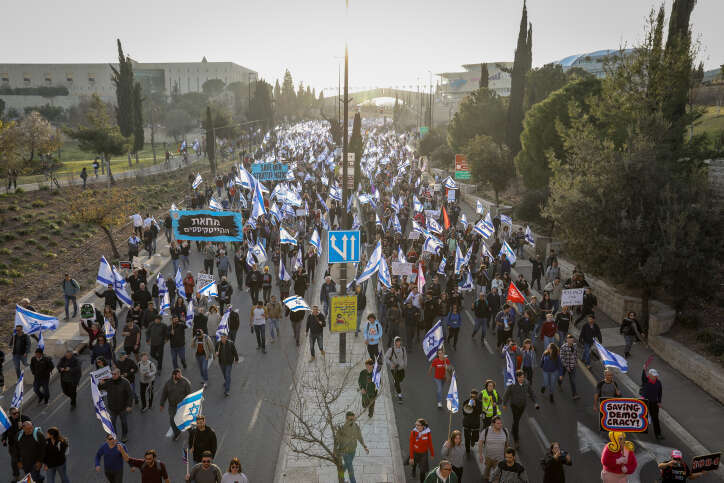 המפגינים צועדים סמוך לבית המשפט העליון. | נעם רבקין פנטון, פלאש 90