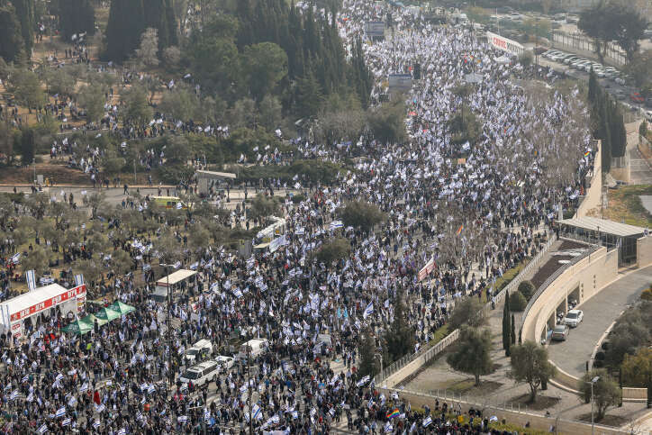 מפגינים מול הכנסת, נגד הרפורמה במערכת המשפט. | נעם רבקין פנטון, פלאש 90