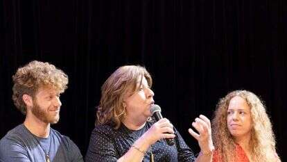 יוכבד ושני ילדיה שכבר אינם חרדים. | גיל בניסטי