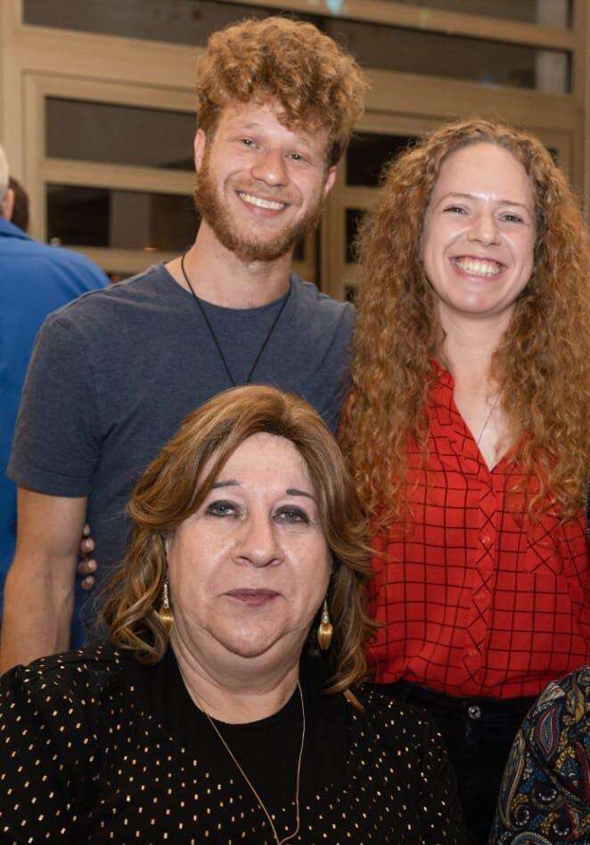 יוכבד ושני ילדיה שכבר אינם חרדים. | גיל בניסטי