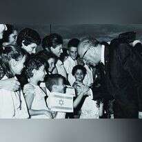 אשכול עם ילדים | P.B Paster , באדיבות ארכיון יד לוי אשכול