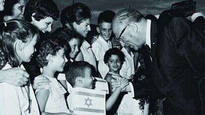 אשכול עם ילדים | P.B Paster , באדיבות ארכיון יד לוי אשכול