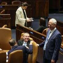 יריב לוין ובני גנץ במליאת הכנסת,. | נועם מושקוביץ, דוברות הכנסת