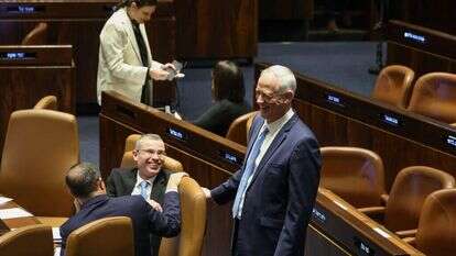 יריב לוין ובני גנץ במליאת הכנסת,. | נועם מושקוביץ, דוברות הכנסת