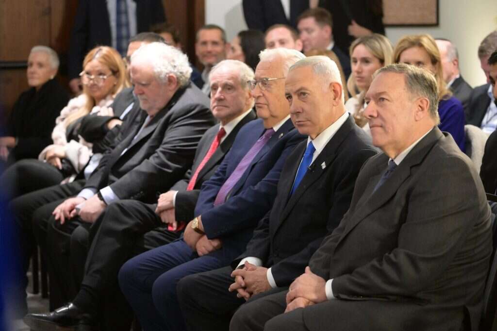 נתניהו יושב בין מייק פומפאו לדיוויד פרידמן. | עמוס בן גרשום לע"מ