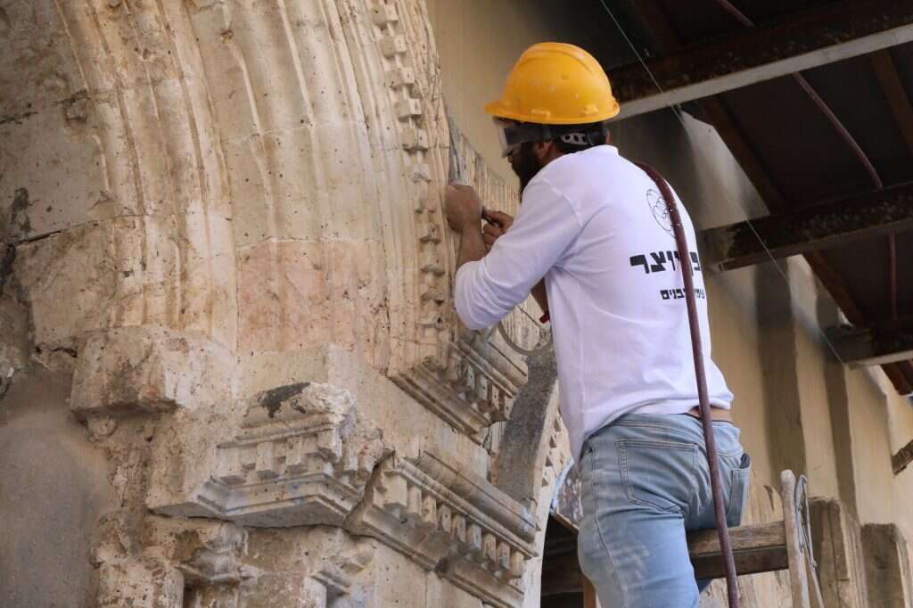 שיקום המבנה קיבל עידוד מהפקת ספר צילומים ושחזורים של תפארת ישראל המקורי. | ששון תירם