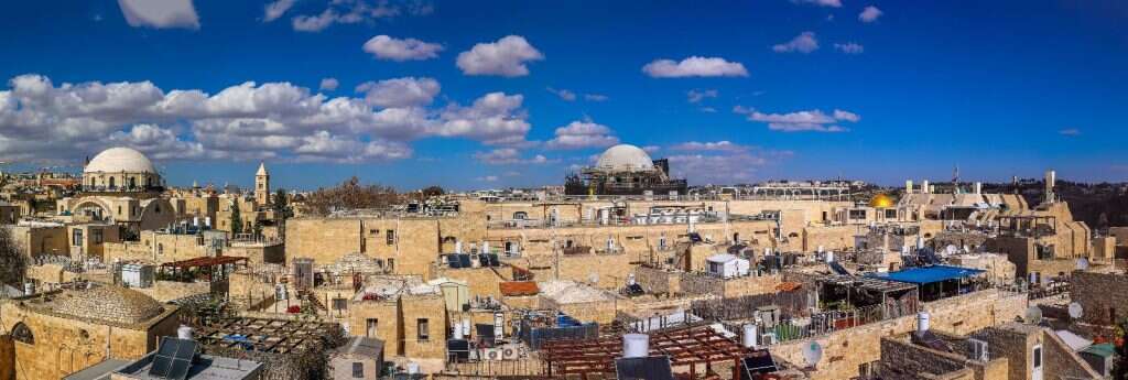 מבנה עשיר בעיטורים ובגילופים. הכיפה החדשה של בית הכנסת המשוחזר בקו הרקיע של הרובע. | ששון תירם