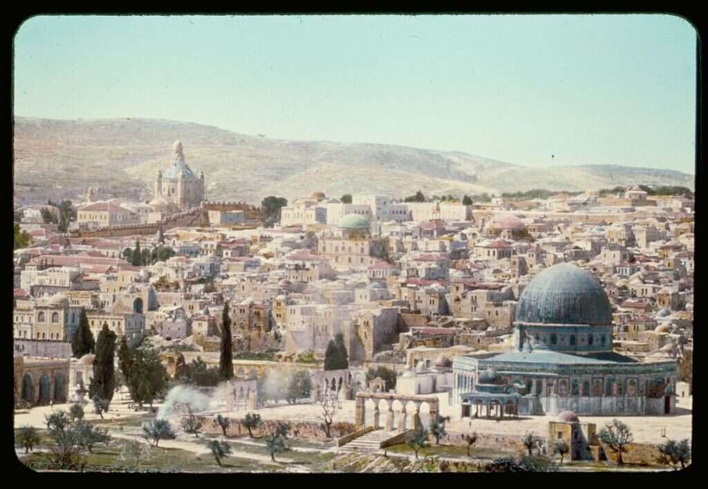 הקיסר התפעל מהמבנה חסר הגג והכריז מיד על תרומתו האישית. הר הבית ומאחוריו הרובע היהודי, ובו כיפות החורבה ותפארת ישראל. ברקע משמאל: כנסיית הדורמיציון. | ספריית הקונגרס האמריקני