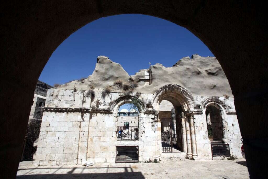 מבית הכנסת נותרו רק שרידים דלים, שהמרכזי שבהם הוא חלק מכותל הכניסה לבית הכנסת בצידו המערבי. | יוסי זמיר, פלאש 90