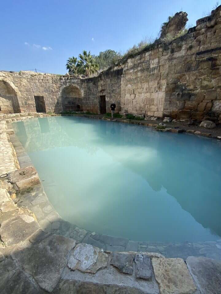 סכנת קריסה. הבריכה הרומית ליד עין ג'ונס