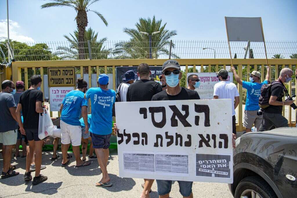 פתרון יותר קל. הפגנות לפתיחת נחל האסי. | גיל אליהו, ג׳יני