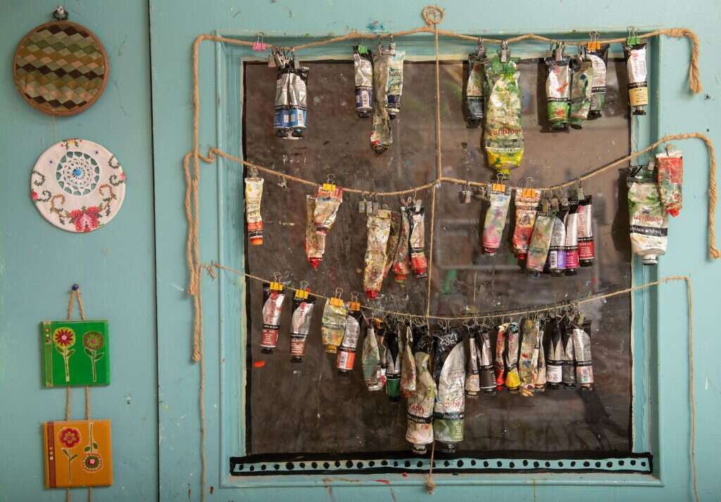 "באופן כללי עולם האמנות לא מושך המון אנשים, בטח במגזר הדתי". לוח צבעים בסטודיו של לביאה. | שריה דיאמנט