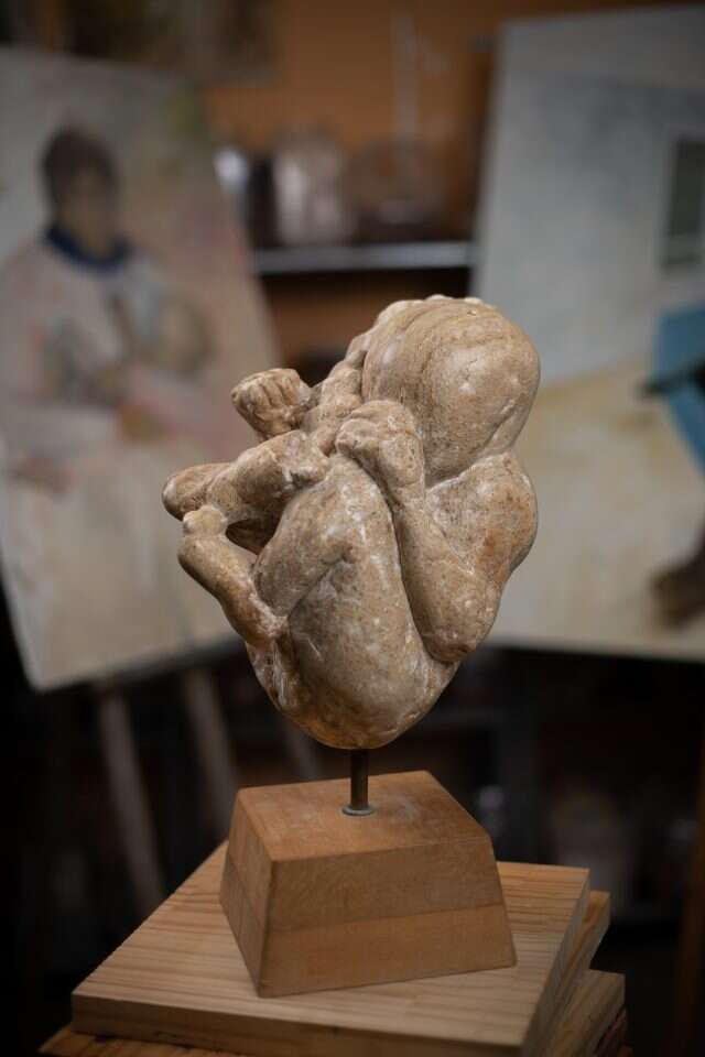 "הבנו שיש בחיים הרבה יותר סימני שאלה מסימני קריאה, וצריך ללמוד לחיות איתם". "בטרם", פיסול באבן, 2007. | שריה דיאמנט