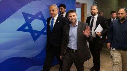 נתניהו וסמוטריץ' מגיעים לישיבת הממשלה על התקציב. | אלכס קולומויסקי, פלאש 90