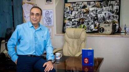 ניצן חן, ראש לשכת העיתונות הממשלתית. | אריק סולטן ניצן חן, ראש לשכת העיתונות הממשלתית. | אריק סולטן