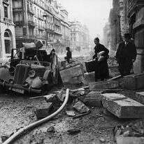 מכונית מופצצת בלונדון בימי הבליץ, 1940. | גטי אימג'ס