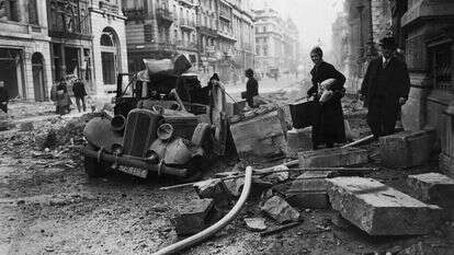 מכונית מופצצת בלונדון בימי הבליץ, 1940. | גטי אימג'ס מכונית מופצצת בלונדון בימי הבליץ, 1940. | גטי אימג'ס