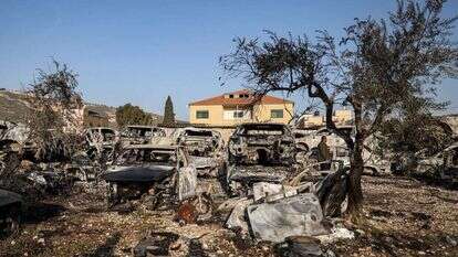 רכב שרופים בחווארה. | AFP