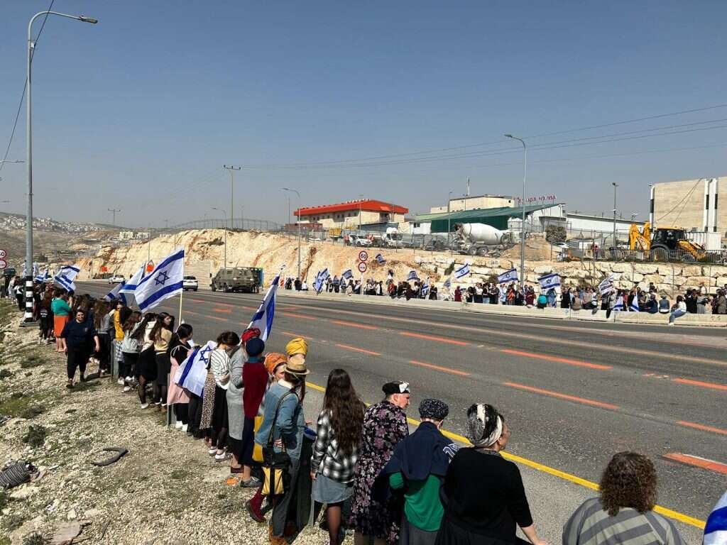 תושבי בנימין בצמתים, בזמן הלוויית האחים הלל ויגל יניב הי"ד. | דוברות בנימין