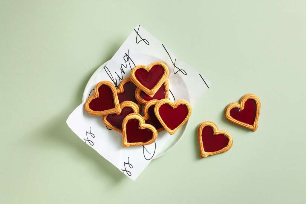 לבבות של אסתר רולין. | יח"צ