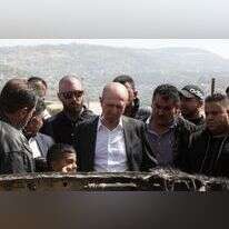 האדי עמר ונציגי הרשות. | EPA