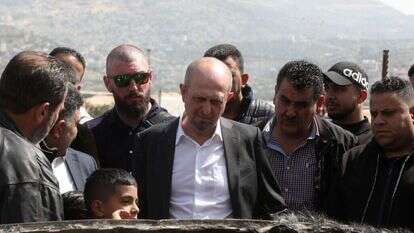 האדי עמר ונציגי הרשות. | EPA