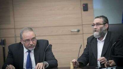 חברי הכנסת אביגדור ליברמן מישראל ביתנו ומשה גפני מיהדות התורה. | יונתן זינדל, פלאש 90