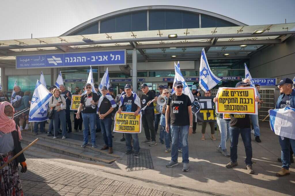 הפגנות בתחנת הרכבת בתל אביב. | פלאש 90