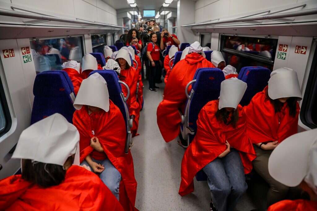 מיצג השפחות ברכבת ישראל. | פלאש 90