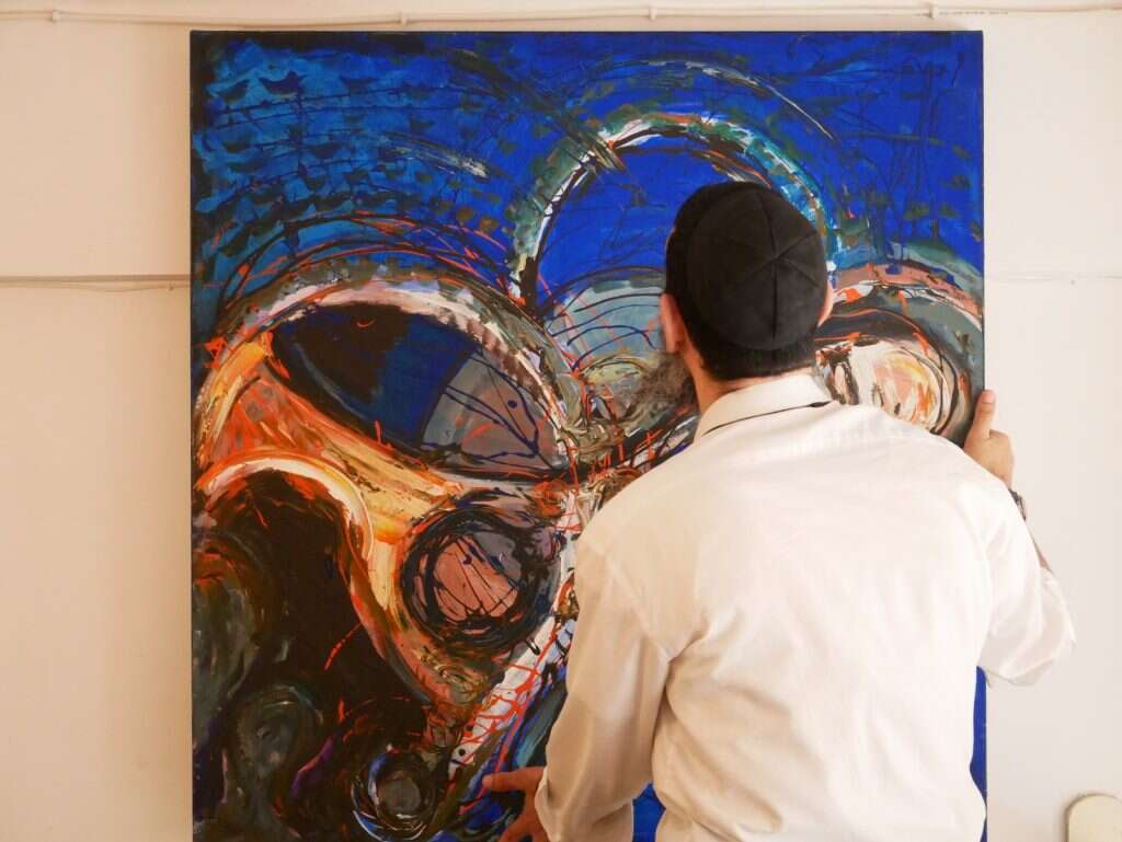 איתי בעת עבודה על אחת מיצירותיו.