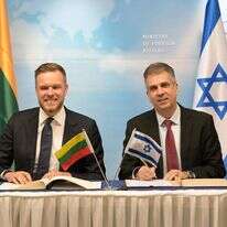 אלי כהן ושר החוץ של ליטא, גבריאליוס לנדסברגיס. | שלומי אמסלם, לע"מ משרד החוץ