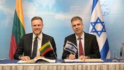 אלי כהן ושר החוץ של ליטא, גבריאליוס לנדסברגיס. | שלומי אמסלם, לע"מ משרד החוץ אלי כהן ושר החוץ של ליטא, גבריאליוס לנדסברגיס. | שלומי אמסלם, לע"מ משרד החוץ