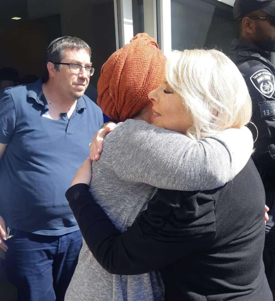 ראש הממשלה ורעייתו בניחום אבלים אצל משפחת יניב בהר ברכה