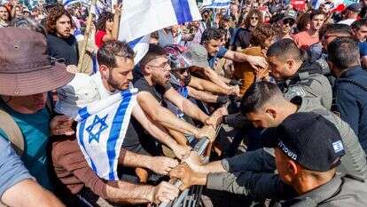 התנגשות בין מפגינים לשוטרים בתל־אביב. | אריק מרמור, פלאש 90