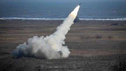 תרגיל משותף לצבאות רומניה, ארה"ב וצרפת, במערכת HIMARS שסופקה גם לאוקראינה. | איי.אף.פי